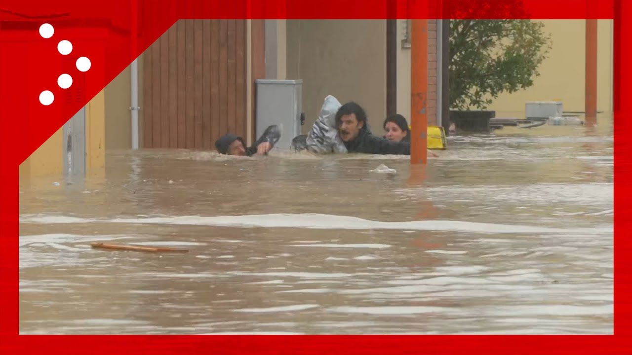 Cesena, mamma col bambino in braccio tratti in salvo: residenti nuotano lungo la strada