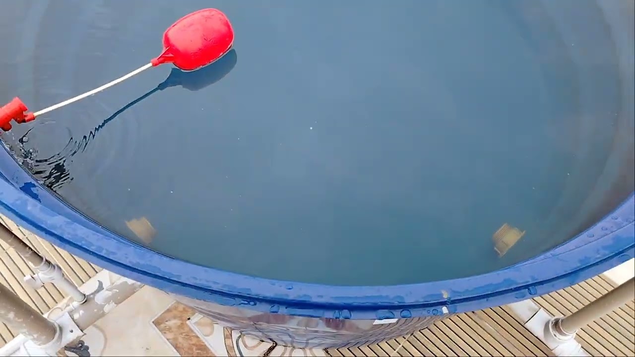 Colocação de cavalete na caixa d'água . Para eliminar sujeira da água da embasa.