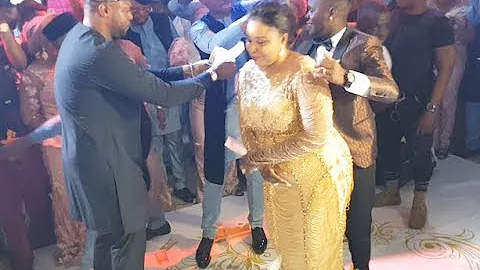 Odunlade Adekola and Lateef Adedimeji Dance, spray money on the bride at OBA Wedding 2018