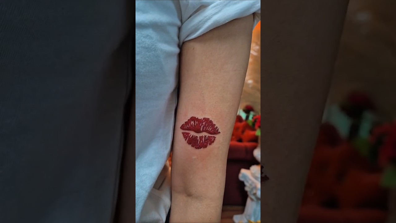 Минималистичный цветной татуаж губ 
