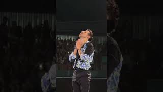 Harry Styles Recovers Quickly From Wardrobe Malfunction On Stage
Credit: @concertsellen via Storyful
Original video: https://www.tiktok.com/@concertsellen/video/7659022454559460630
To purchase Storyful licensed videos for media use visit: http://video.storyful.com
For Storyful Newswire subscription inquiries, please contact sales@storyful.com
Twitter: https://twitter.com/storyful
Facebook: https://www.facebook.com/Storyful Harry Styles Recovers Quickly From Wardrobe Malfunction On Stage