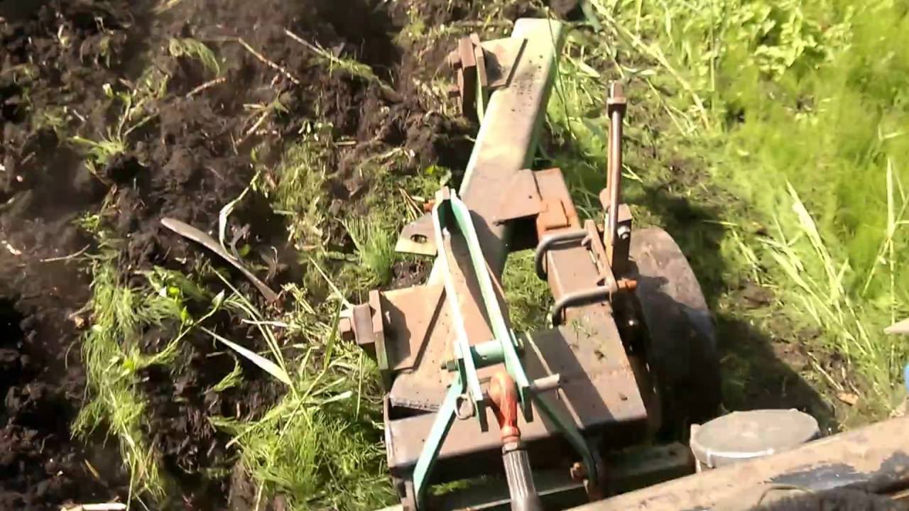 Плуг ПМУ-2-40 в роботі