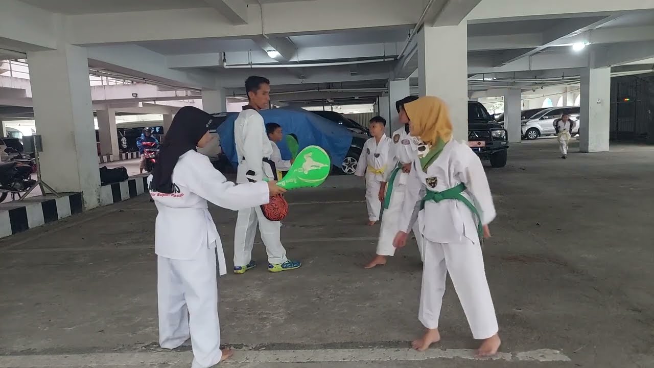 LATIHAN TENDANGAN TARGET TAEKWONDO
