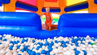 Vlad y Niki juegan en el Castillo Inflable y otros divertidos desafíos para niños