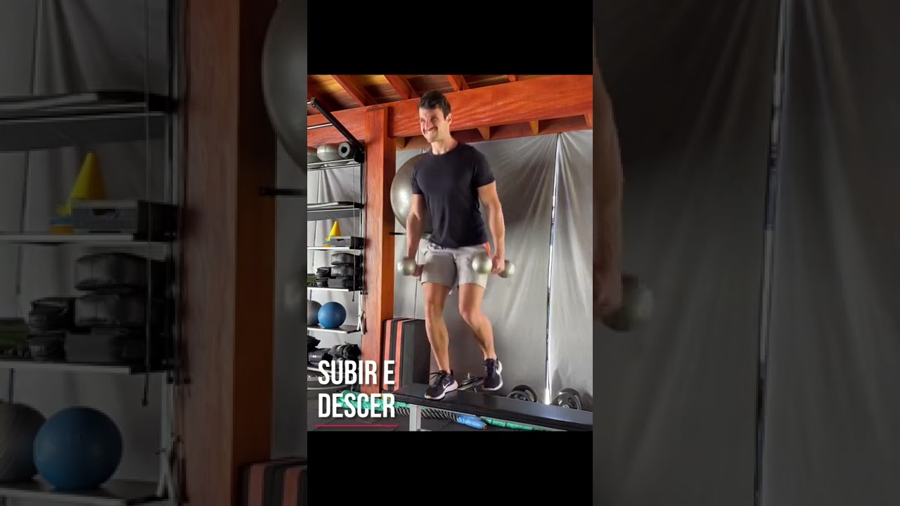 Subir e descer (banco) com halteres - @rosaavict