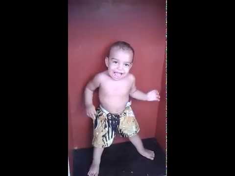 Bebe imitando Hulk