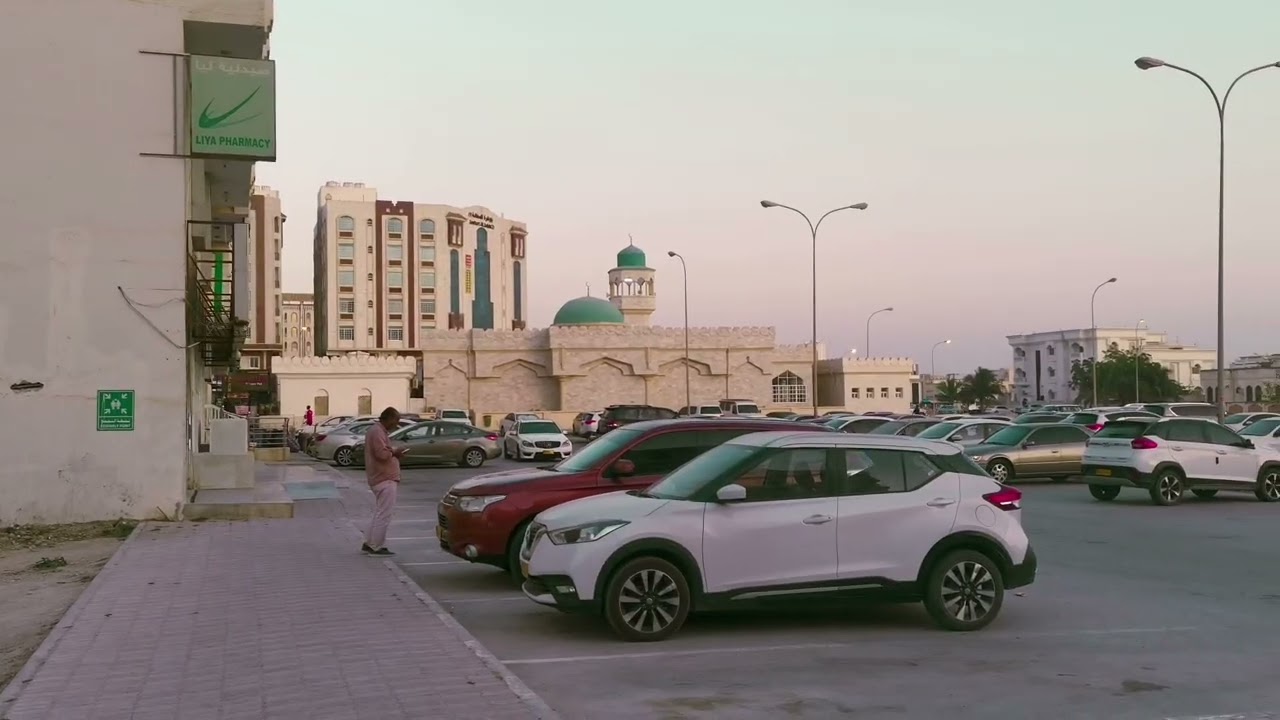 شوارع صلالة… هنا تمشي السعادة على مهل 🌿