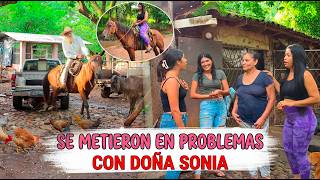 Esmeralda quiere subirse en el caballo con el papá de Lucy.