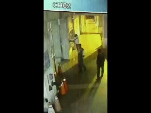 醉男怒踹ATM提款機螢幕洩憤