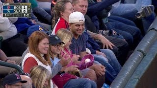 BOS@SEA: Young fan gets souvenir from ball girl