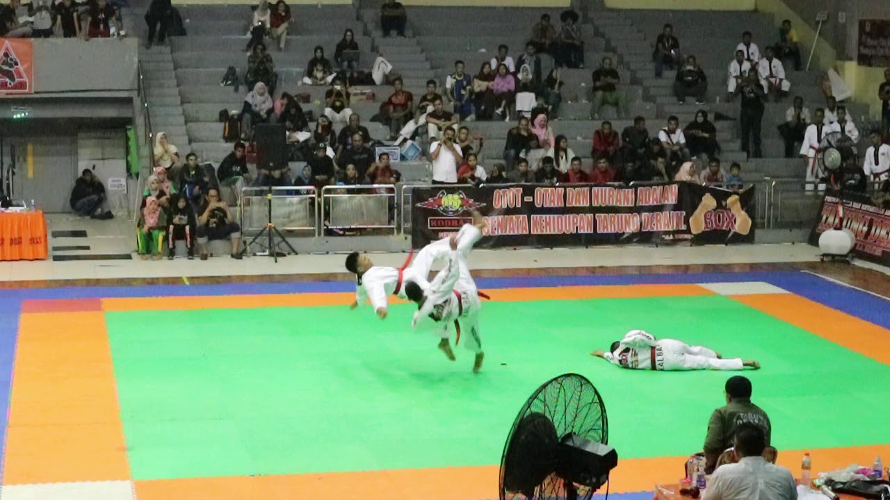 SENI GERAK GHARANG TARUNG DERAJAT KALIMANTAN BARAT PRA-PON 2019 - YouTube