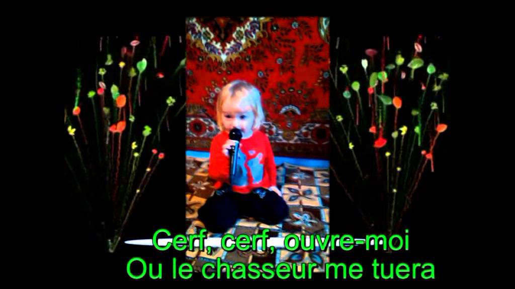 маленькая девушка поет на французском Dans sa maison un grand cerf !