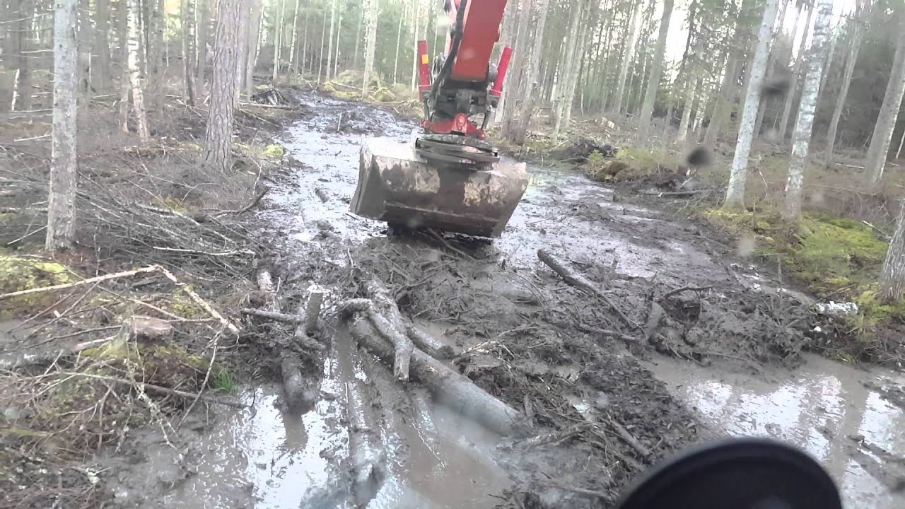 Doosan dx225 ute i skogen