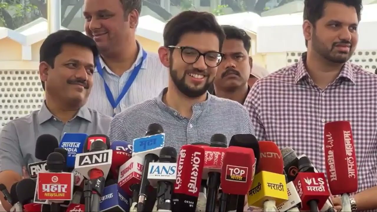 युवासेनाप्रमुख शिवसेना नेते आमदार आदित्य ठाकरे ह्यांनी वृत्तमाध्यमांच्या प्रतिनिधींशी संवाद साधला.