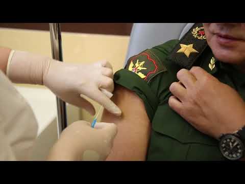 Сергей Шойгу сделал прививку отечественной вакциной от CoViD-19