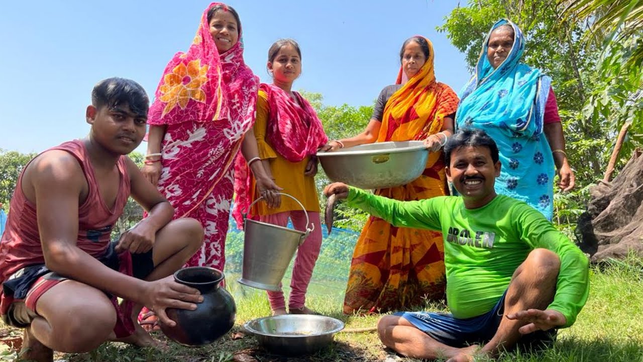 পুকুরের জলে ডুবে ডুবে মাছ ধরা হলো || amazing village style fishing video ||