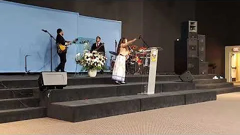 predicando en confraternidad de iglesia el Refugio...