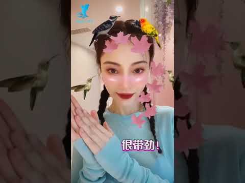 李小璐穿睡衣全身粉嫩，扎歪辫扭腰跳舞，甜笑放电眼变活力少女