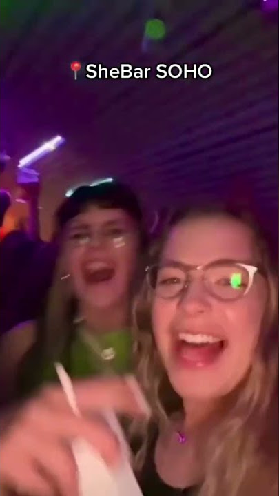 We went to a London Lesbian Bar! 🇬🇧