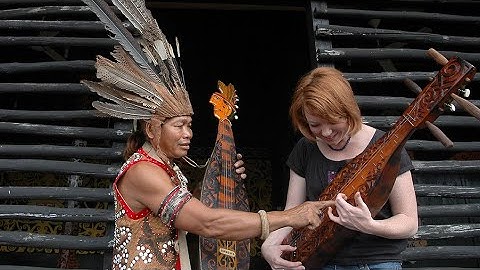 musik sape dayak christian mara dengan alunan yang enak di dengar dan pakai tangan yang lincah.