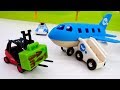 Spielzeugvideo für Kinder - Die Helfer Autos am Flughafen – Kindervideo auf Deutsch