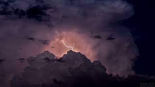 Gewitterwolken mit Blitzspektakel im Zeitraffer