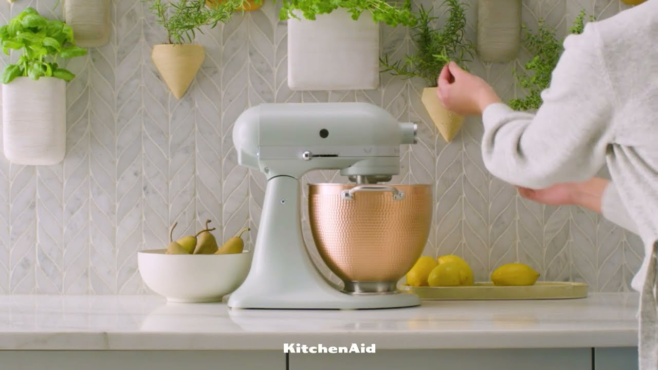 Gepard Matematik Rynke panden KitchenAid ARTISAN 4.7 L Tilt-Head Stand Mixer 5KSM180LE*LB Blossom -  YouTube