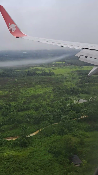 Pesawat Lion Air yg Sedang Turun di Bandara Haluoleo Kendari
