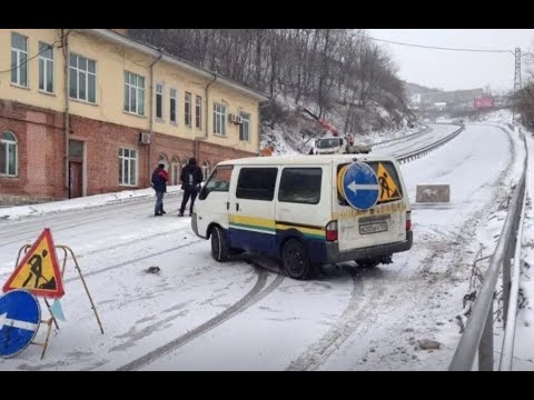 На пути к аэропорту Владивостока столкнулись 11 автомобилей