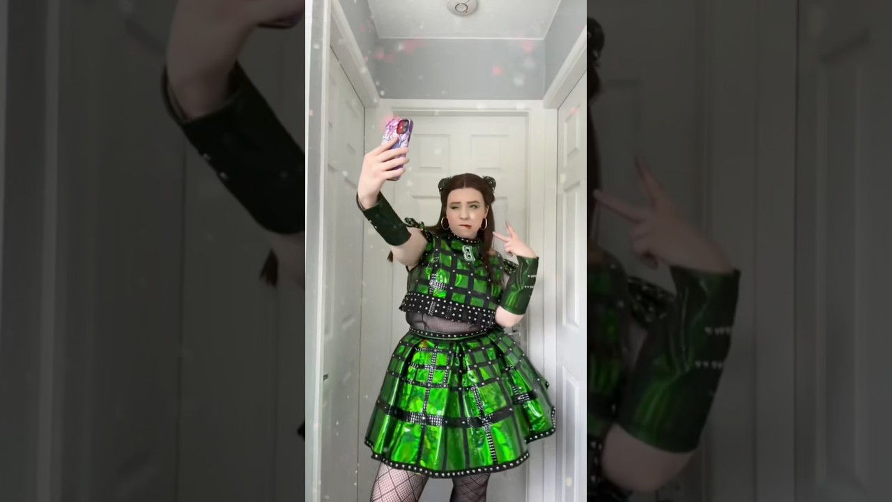 Don’t lose ur head 💚 #sixthemusical #six #sixcosplay #anneboleyn #anneboleyncosplay #sixnews