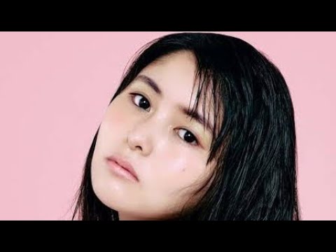 <頓知気さきな>bisモデルのお風呂ショット公開 水着で温泉、お下げ髪×キョトン顔で美少女感あふれる!