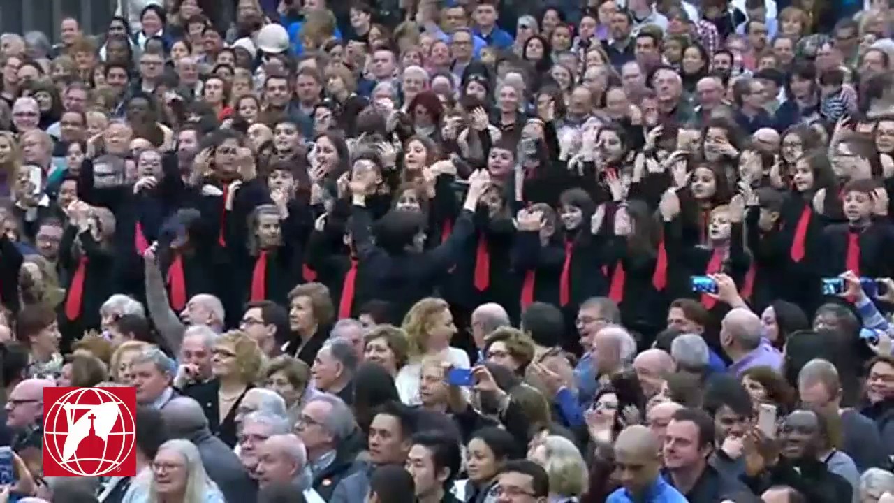 ⁣Niños sorprenden al Papa con un canto y él responde con bella reflexión