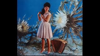 Video thumbnail of "Paris en Colère (Mireille Mathieu) - par Yvette Horner et son accordéon"