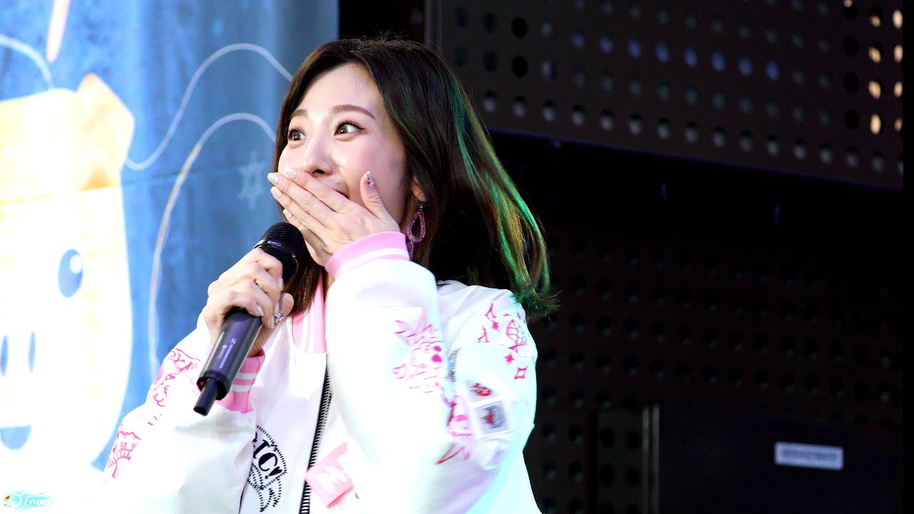 [4K] 181222 바뀐 응원법에 당황한 안지영 '여행' 직캠 Bol4 'Travel' fancam @서울시청 토요일은 청이 좋아 by Jinoo