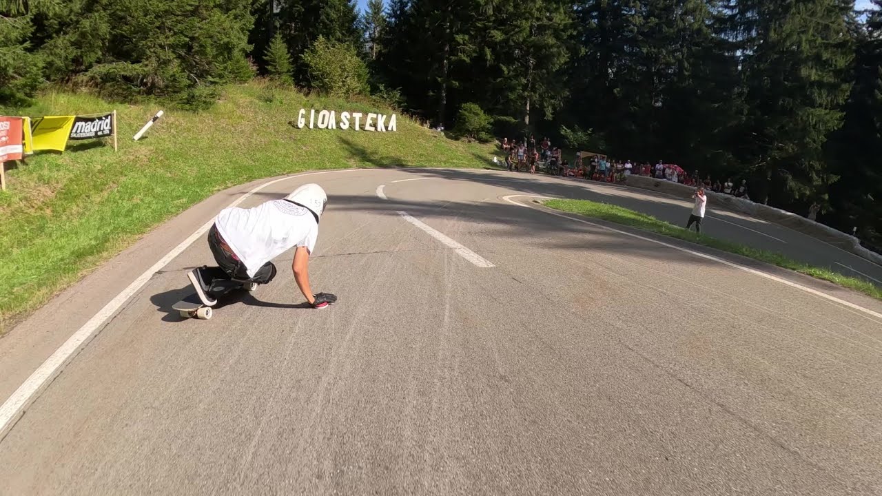 Fast run at the Gioasteka Freeride 23 - Downhill skateboarding in Switzerland