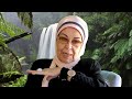 لا تضغطهم الأرض ولا تسألهم الملائكة من هم
