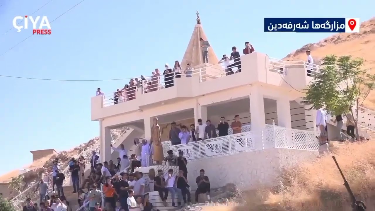 إحياء مراسيم جماية مزار شرف الدين في قضاء سنجار بمشاركة عدد كبير من أتباع الديانة الأيزيدية