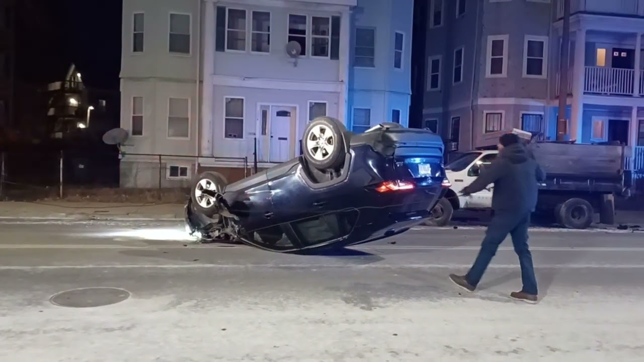 Автомобиль перевернулся на улице Талбот-авеню в Дорчестере. 31 декабря 2025 года.