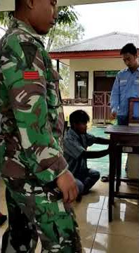 Lagi pijat sebentar, tiba tiba ada pak tentara lewat