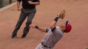 NYY@MIN: Teixeira makes tough catch in foul territory