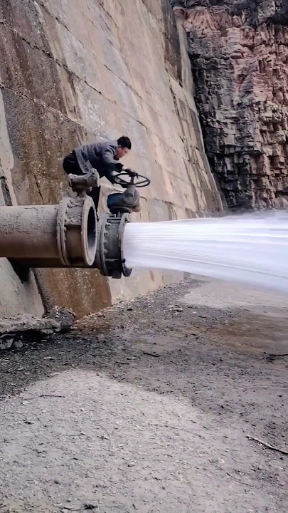 बांध के पानी को कैसे छोड़ा जाता है...? || releasing dam water #dam #water #shorts