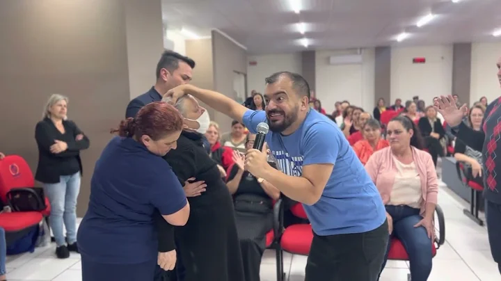 OLHA QUE O BISPO ALEX CORDEIRO VIU NESTA MULHER VO...