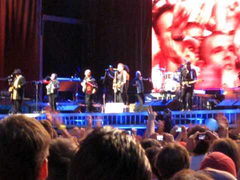 Bruce Springsteen - Entry to stage + Sherry Darlin...