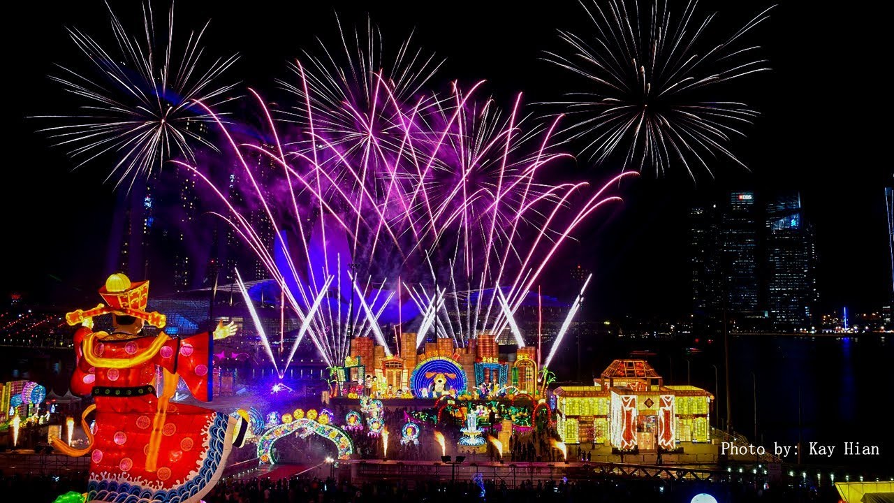 River Hongbao 18 With Fireworks 春到河畔 18 Youtube