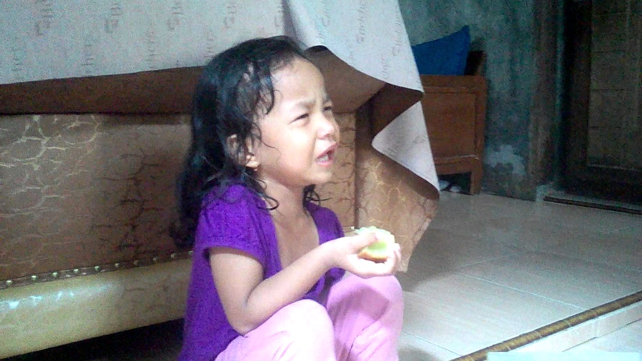 Lucu Bangetanak Kecil Ini Menangis Sambil Makan Kue Youtube