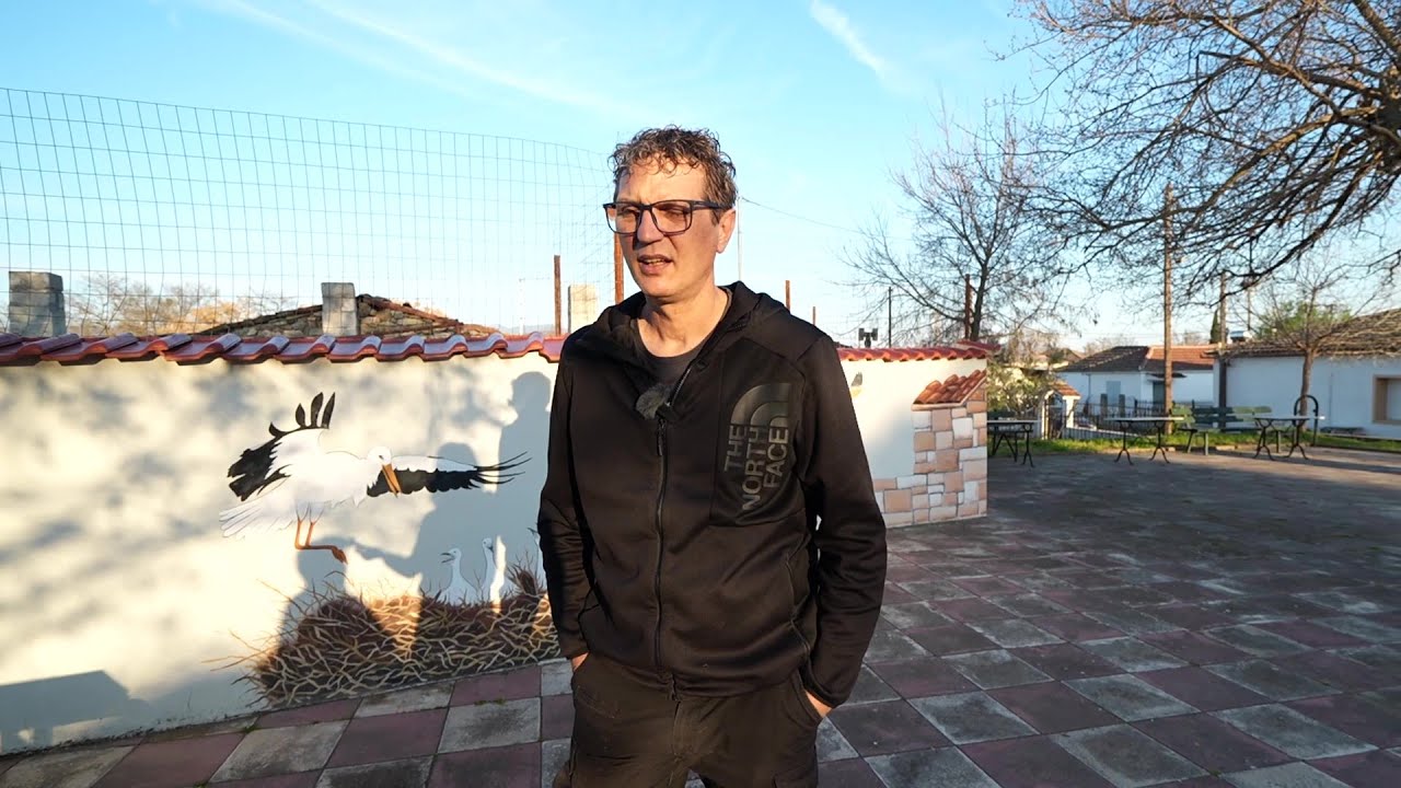 Γυρτώνη - ένα χωριό γεμάτο πελαργούς με λιγοστούς κατοίκους και παλαιά αρχοντικά σπίτια παρατημένα