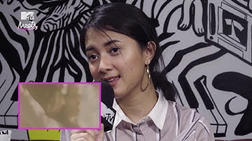 Rahmania Astrini sings songs at random on Karaoke Roulette  (MTV Meets)
