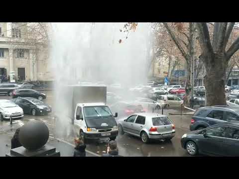 კოსტავას გამზირზე მიწიდან წყალმა ამოხეთქა