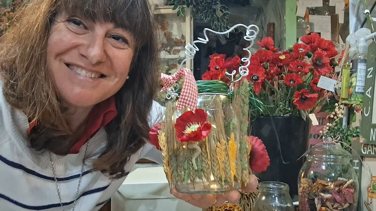 Riciclare un barattolo di vetro e trasformarlo in una lanterna piena di lucciole.