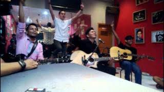 Captain Jack - Penghianat (acoustic version) -at Mars Radiance Cafe Denpasar, Bali